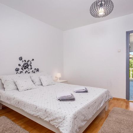 Beautiful Apartment In Malinska With Kitchen Exteriör bild