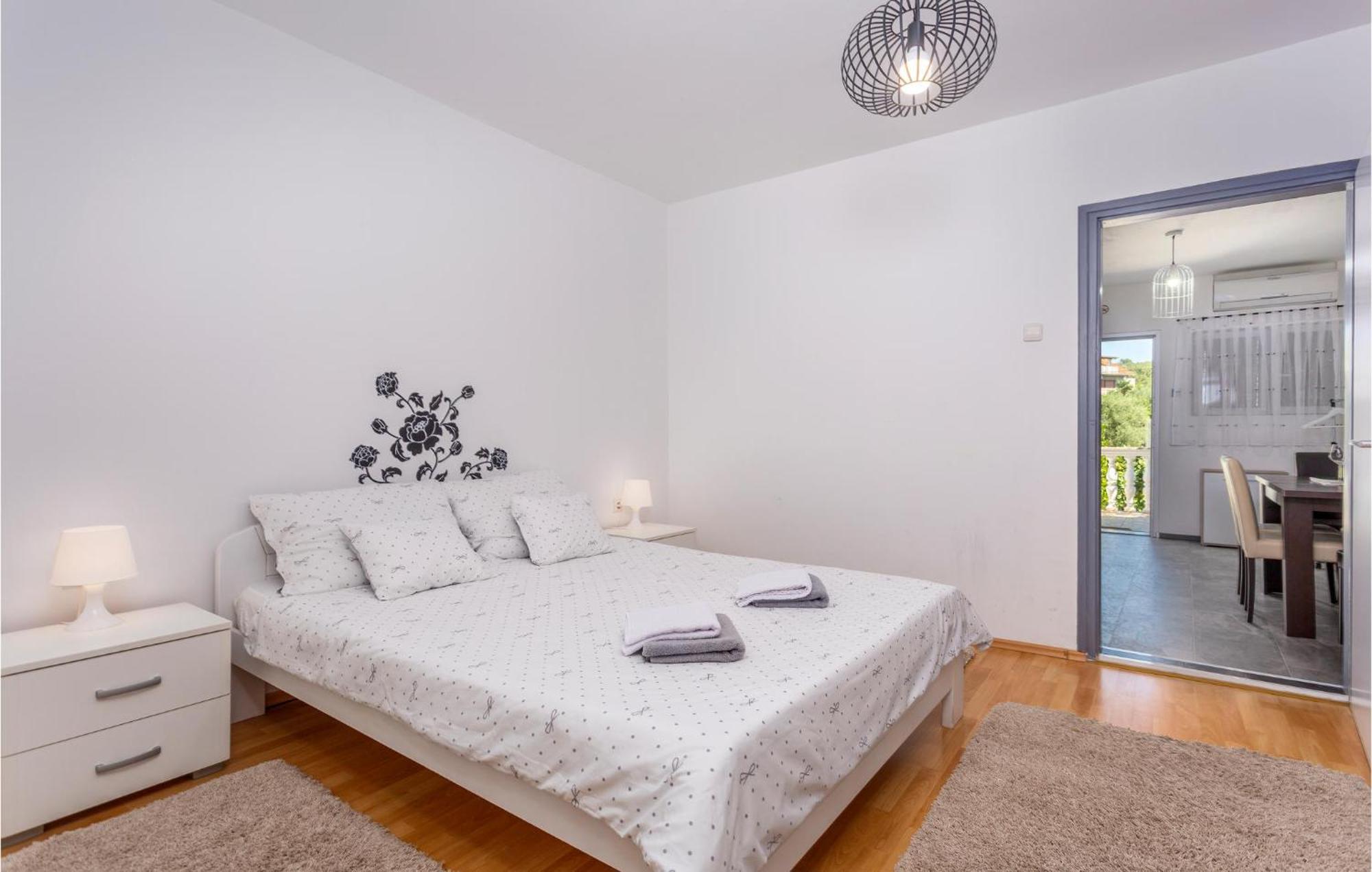Beautiful Apartment In Malinska With Kitchen Exteriör bild