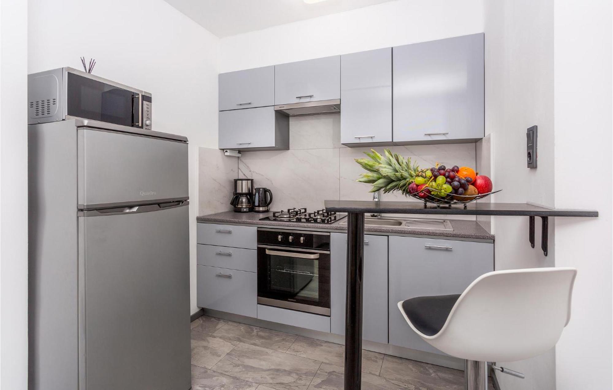 Beautiful Apartment In Malinska With Kitchen Exteriör bild