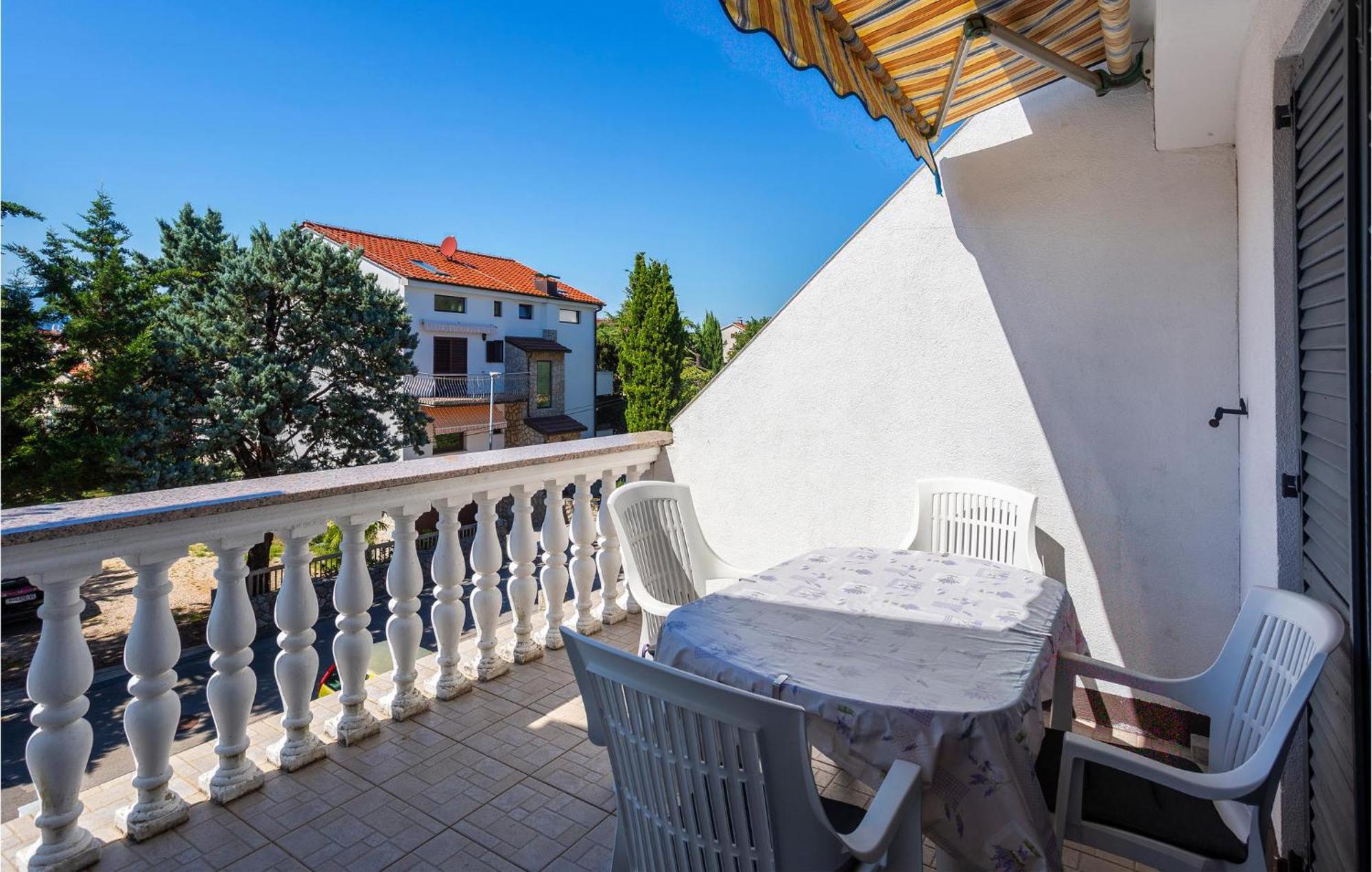 Beautiful Apartment In Malinska With Kitchen Exteriör bild